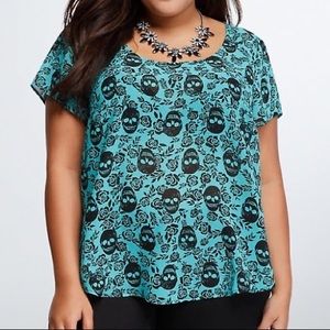 torrid size 2 Skull & Rose Button Back Blouse